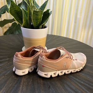 Women’s On Cloud Sneakers. Size 8.5. Worn once and in great condition!